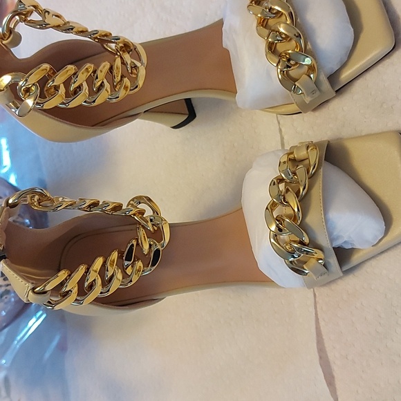 Woman's shoes - Picture 3 of 11